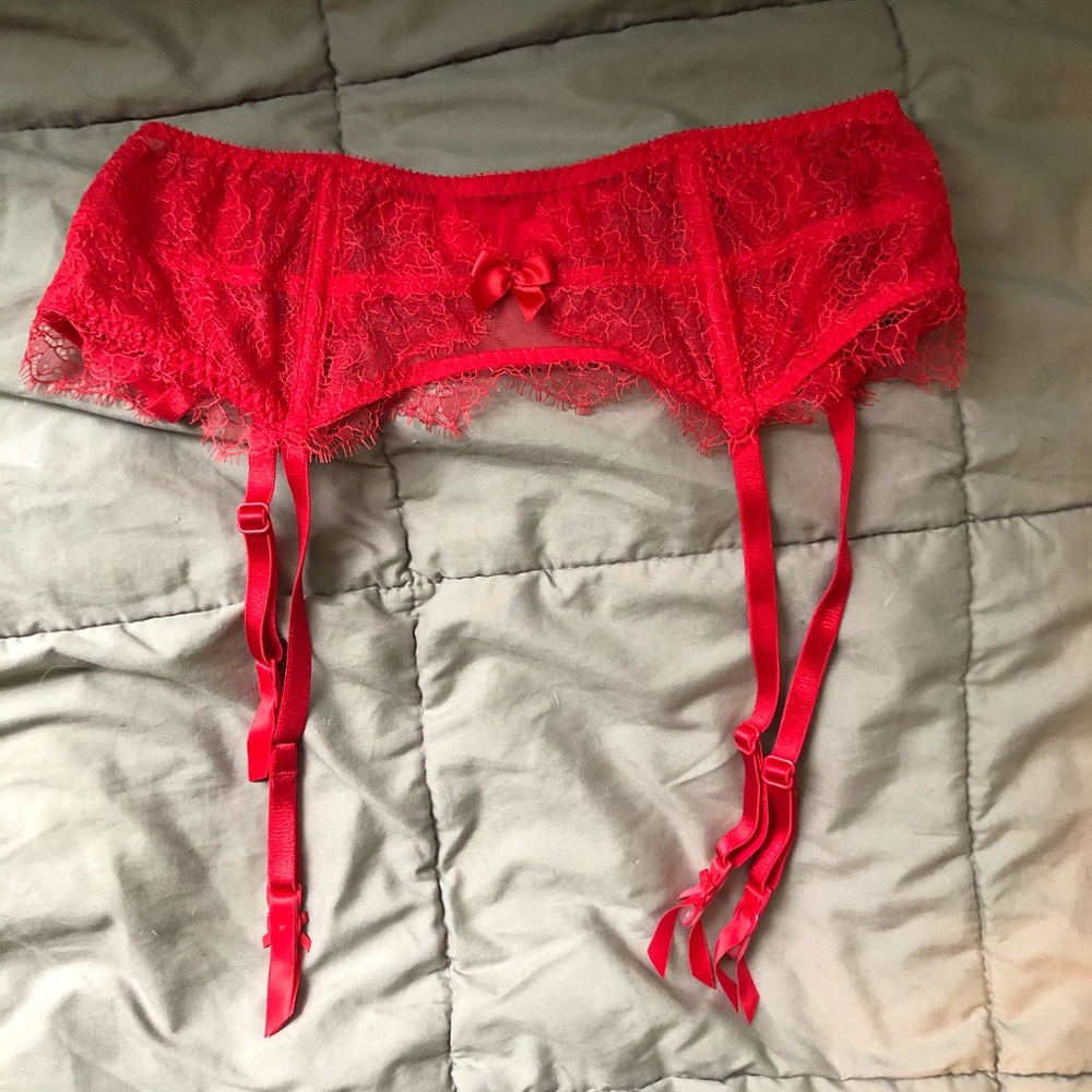 New Victoria’s Secret Garters Red & Black